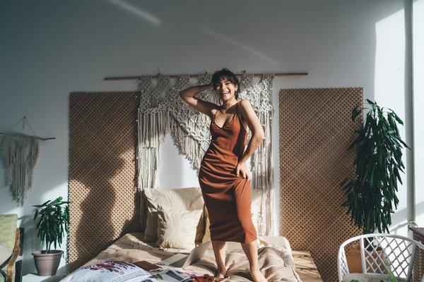 Découvrez comment porter la robe terracotta cet automne